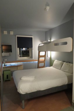 Edinburgh, İskoçya, İngiltere - yaklaşık Ağustos 2015: Ibis otel odasında yatak bütçe