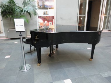 Vienna, Avusturya - Haziran 2014 yaklaşık: Salon veya budoir kuyruklu piyano dize müzik enstrümanı