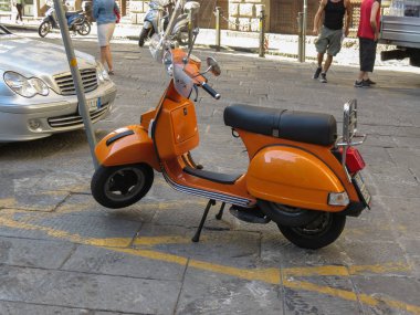 Florence, İtalya - Temmuz 2016 yaklaşık: sokakta park edilmiş turuncu Piaggio Vespa motosiklet