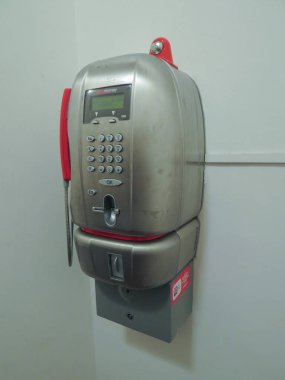 Rome, İtalya - Temmuz 2016 yaklaşık: Metalik Ankesörlü telefon telefon kulübesinde Telecom Italia yakın çekim