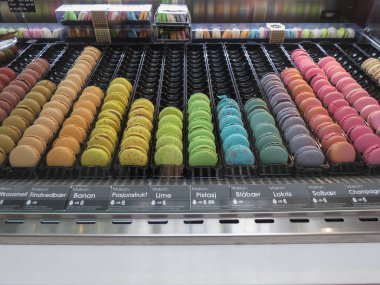 Oslo, Norveç - yaklaşık Ağustos 2017: acıbadem kurabiyesi bisküvi tam gökkuşağı aralığı'ndeki bir Dükkan Satılık