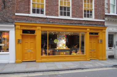 York, İngiltere - yaklaşık Ağustos 2015: L'Occitane en Provence marka mağaza