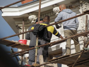 Prague, Çek Cumhuriyeti - Ekim 2017 yaklaşık: Masonlar onarım çalışmaları sırasında bir iskele üzerinde çalışma