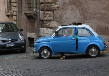 Rome, İtalya - Ekim 2018 yaklaşık: şehir merkezinin bir sokakta park edilmiş ışık mavi Fiat 500 araba