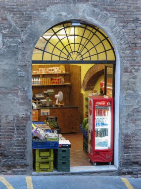 Siena, İtalya - Temmuz 2016 yaklaşık: yeşil bakkal mağaza önünde