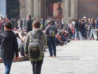 Bologna, İtalya - Nisan 2018 yaklaşık: oturan ve üniversite bölgesinde gezinme öğrenciler