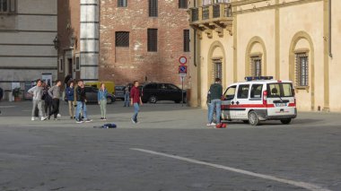 Siena, İtalya - Nisan 2016 yaklaşık: Polise Municipale'ye (yani şehir polis) alma futbol topu katedralde kare oynayan İtalyan bilirler