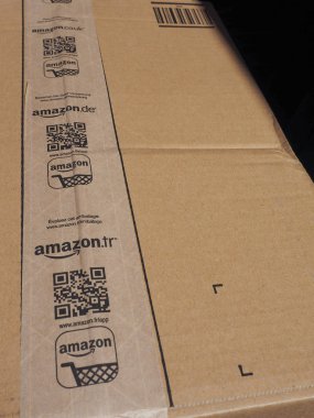 Londra, İngiltere - Ocak 2016 yaklaşık: Kahverengi karton yapışkan bant üzerinde Amazon logolu oluklu