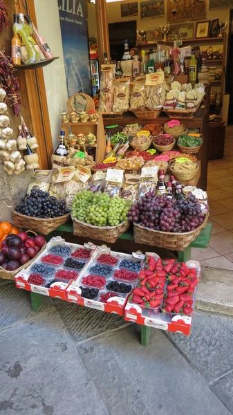 Siena Italie Circa Avril 2016 Fruits Exposés Sur Comptoir Magasin — Photo