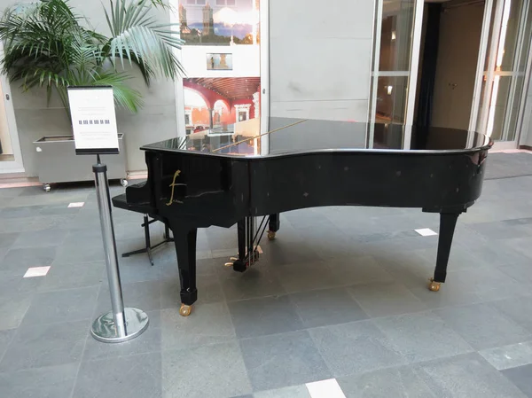 Vienna, Avusturya - Haziran 2014 yaklaşık: Salon veya budoir kuyruklu piyano dize müzik enstrümanı