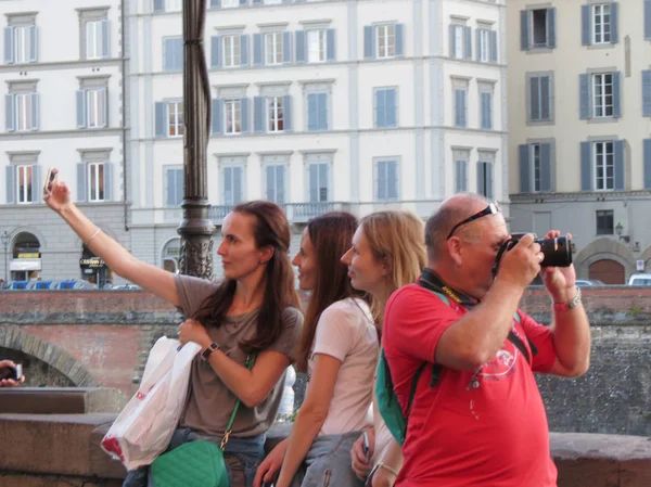 Florence Italy Circa October 2018 Unidentified Girls Taking Selfie Mobile — Stock Photo, Image
