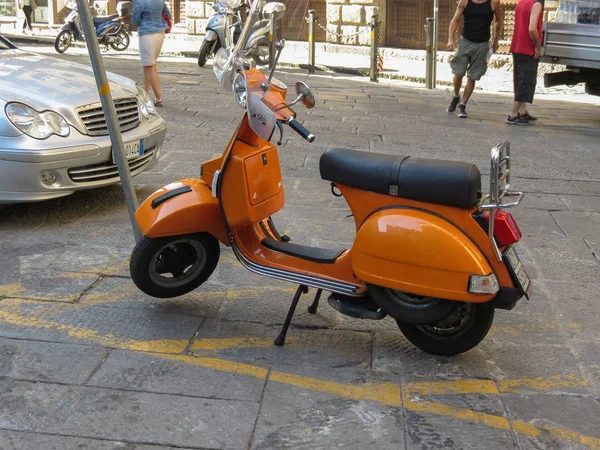 Florence, İtalya - Temmuz 2016 yaklaşık: sokakta park edilmiş turuncu Piaggio Vespa motosiklet