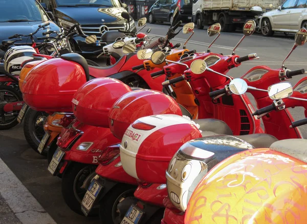 Rome Olaszország Október 2018 Piros Olasz Vespa Robogó Motorkerékpárok Kiadó — Stock Fotó