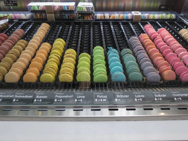 Oslo, Norveç - yaklaşık Ağustos 2017: acıbadem kurabiyesi bisküvi tam gökkuşağı aralığı'ndeki bir Dükkan Satılık