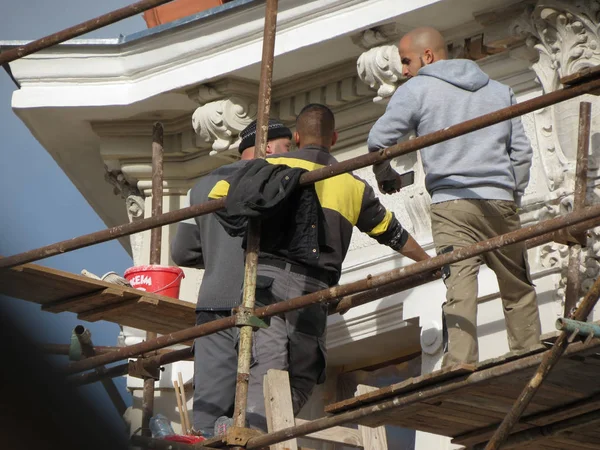 Prague, Çek Cumhuriyeti - Ekim 2017 yaklaşık: Masonlar onarım çalışmaları sırasında bir iskele üzerinde çalışma