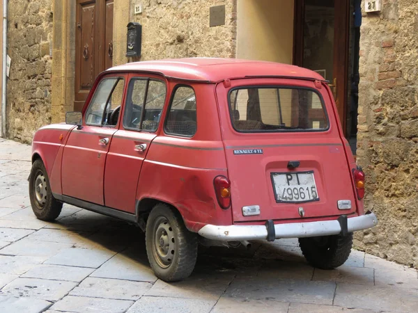 Volterra, İtalya - yaklaşık Aralık 2014: Kırmızı bir Renault 4 eski şehir merkezinde Park