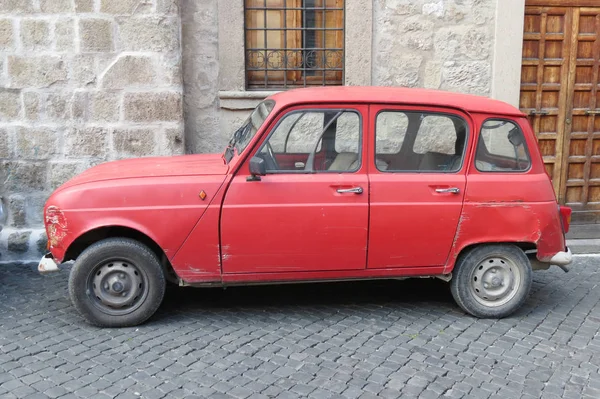 Rome, İtalya - Ekim 2015 yaklaşık: şehir merkezinin bir sokakta park edilmiş kırmızı Renault 4 araba