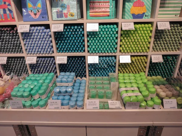 Brno, Çek Cumhuriyeti - Mayıs 2017 yaklaşık: kaplan mağaza satış için ekranda renkli mum kokulu