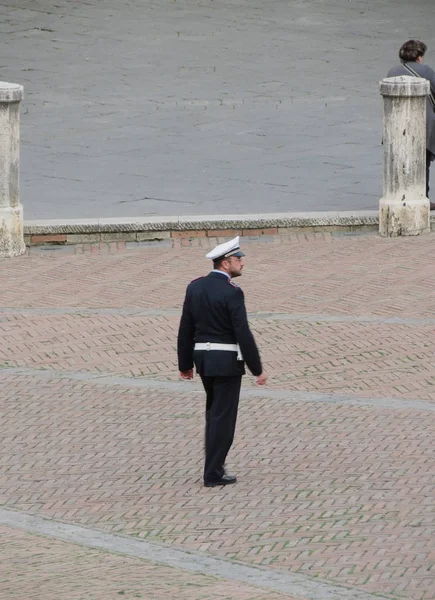 Siena, İtalya - Nisan 2016 yaklaşık: İtalyan polise Municipale'ye (yani şehir polis) memur patroling ana kare aka Il Campo