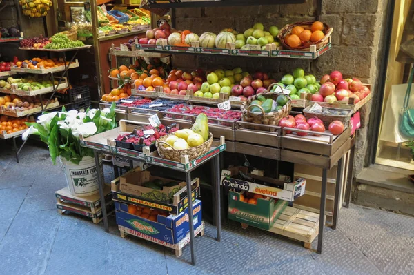 Florence, İtalya - Nisan 2016 yaklaşık: meyve ve sebze meyve Dükkanı sayaçta ekranda