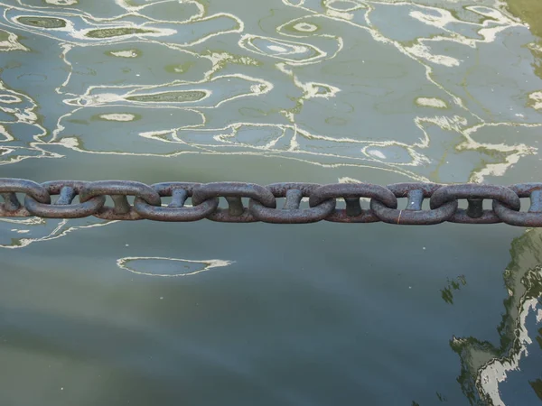 Metal Zincir Halat Demirleme Tekne Yakın Çekim — Stok fotoğraf