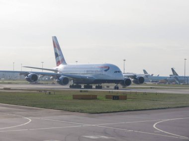 Londra Heathrow, İngiltere - yaklaşık Aralık 2014: 853 koltuk kapasiteli en büyük yolcu uçağı Airbus A380, British Airways pistte kalkış Airbus A380 için hazır olduğunu