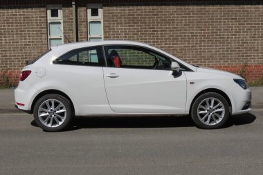 York, İngiltere - yaklaşık Ağustos 2015: Beyaz Seat Ibiza araba şehir merkezinin bir sokakta.