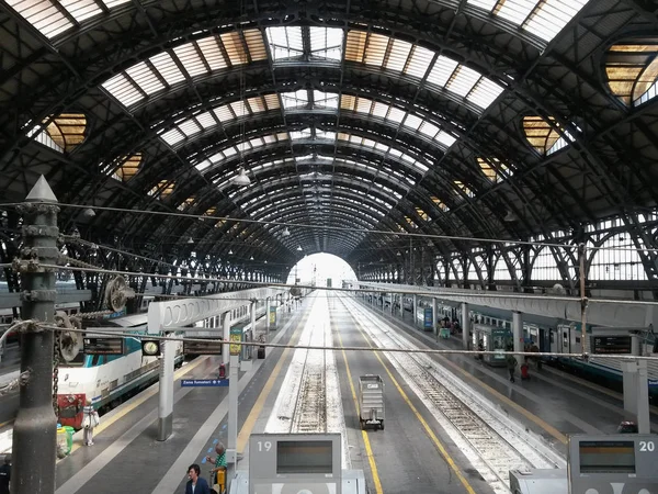 ミラノ イタリア 2014 ミラノ中央 列車と乗客のミラノの主要鉄道駅 — ストック写真