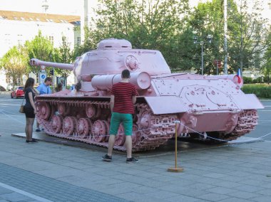 Brno, Çek Cumhuriyeti - Mayıs 2017 yaklaşık: pembe tank, tartışmalı parça çek sanatçı David Cerny tarafından 1991 yılında yayımlanan
