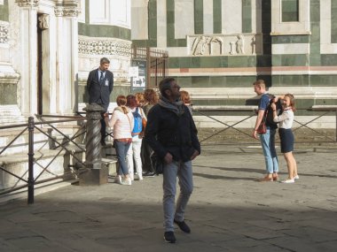 Florence, İtalya - Ekim 2018 yaklaşık: Floransa Katedrali aka Duomo di Firenze veya Basilica di Santa Maria del Fiore - çan kulesi tırmanmaya turist çağrısı
