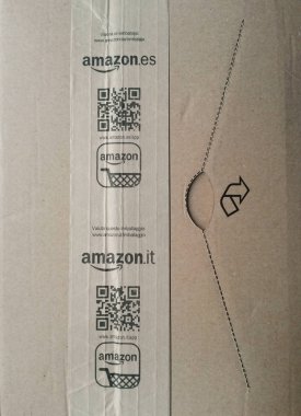Londra, İngiltere - Kasım 2015 yaklaşık: Kahverengi karton yapışkan bant üzerinde Amazon logolu oluklu