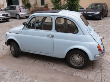 Macerata, İtalya - Mayıs 2014 yaklaşık: şehir merkezine bir squaret içinde park soluk mavi Fiat 500 araba