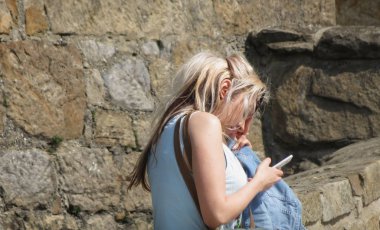 Vienna, Avusturya - Nisan 2016 yaklaşık: cep telefonu kontrol tanımlanamayan moda modeli