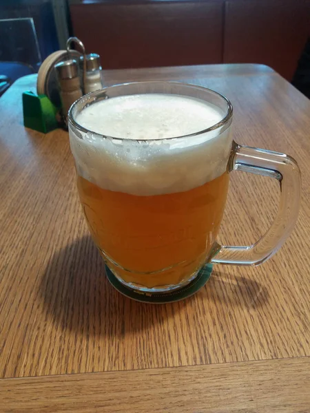 프라하 공화국 2018 Pilsner Urquell 유리에 맥주의 — 스톡 사진