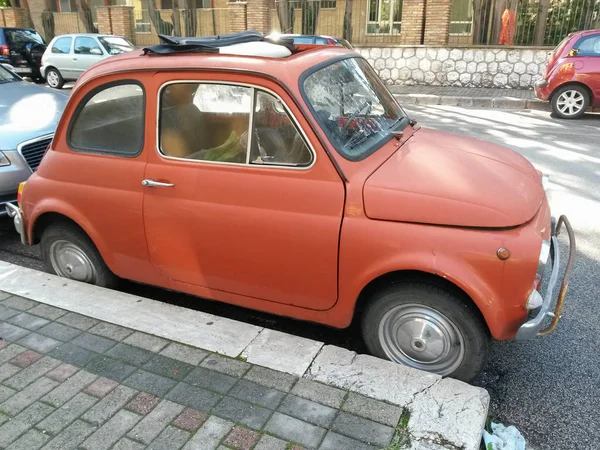 ローマ イタリア 2015 赤いフィアット 500 車が市内中心部の通りに駐車 — ストック写真