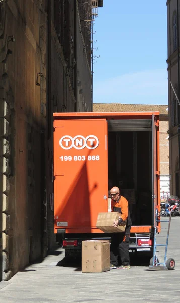 Siena Italia Circa Abril 2016 Tnt Post Furgoneta Estacionada Una —  Fotos de Stock