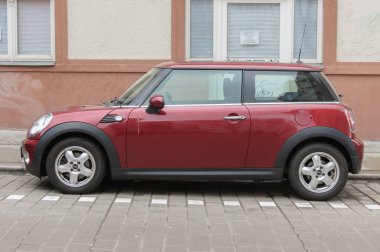 Halle (Saale), Almanya - Mart 2016 yaklaşık: koyu kırmızı veya kahverengi Mini Cooper araba