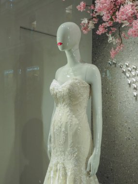 Bologna, İtalya - Nisan 2018 yaklaşık: gelinlik bir manken tarafından giyilen Satılık