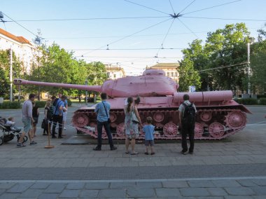Brno, Çek Cumhuriyeti - Mayıs 2017 yaklaşık: pembe tank, tartışmalı parça çek sanatçı David Cerny tarafından 1991 yılında yayımlanan