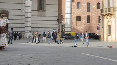 Siena, İtalya - Nisan 2016 yaklaşık: İtalyan bilirler ve kız öğrenciler kare Katedrali futbol oynayan bir schooltrip içinde