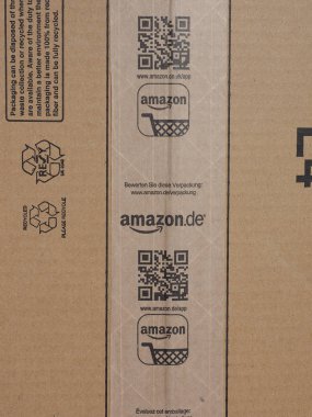 Londra, İngiltere - Ocak 2016 yaklaşık: Kahverengi karton yapışkan bant üzerinde Amazon logolu oluklu