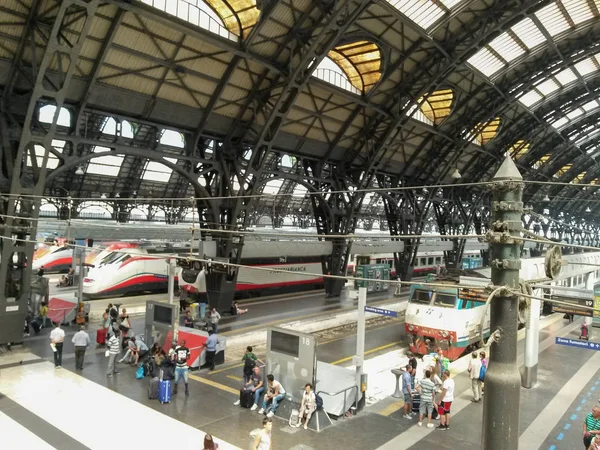 ミラノ イタリア 2014 ミラノ中央 Frecciarossa 高速列車と乗客とミラノの主要鉄道駅 — ストック写真