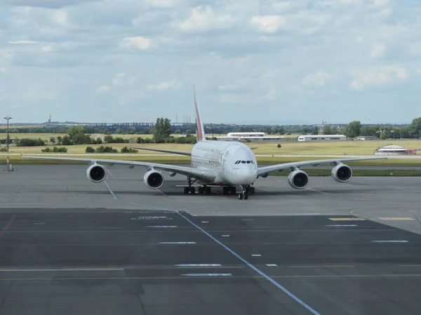 프라하 공화국 2016 여객기 바츨라프 공항에서 에미레이트 항공의에 A380 — 스톡 사진