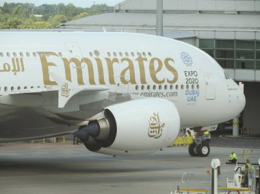 Prague, Çek Cumhuriyeti - Temmuz 2016 yaklaşık: dünyanın en büyük yolcu uçağı Airbus A380 Vaclav Havel Uluslararası Havaalanı'nda Emirates Havayolları