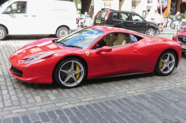 Edinburgh, İngiltere - yaklaşık Ağustos 2015: Ferrari araba şehir merkezinin bir sokakta