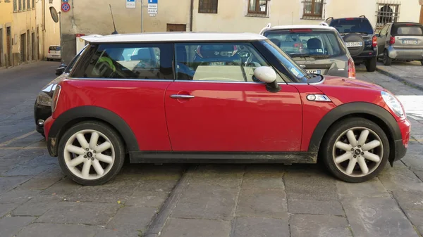 Arezzo Italy Circa April 2016 Красный Автомобиль Mini Cooper Белой — стоковое фото