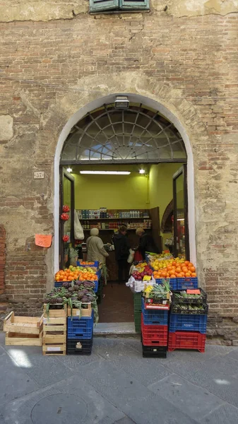 Siena Talya Nisan 2016 Yaklaşık Meyve Meyve Dükkanı Sayaçta Ekranda — Stok fotoğraf