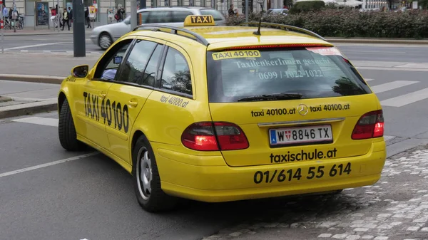 Вена Австрия Circa April 2016 Желтое Такси Самом Центре Вены — стоковое фото