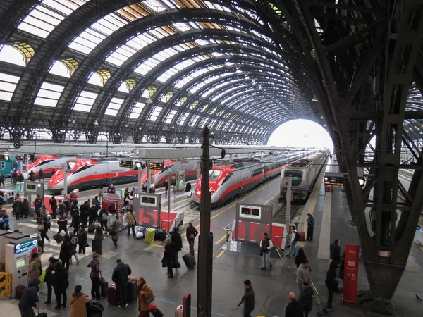 ミラノ イタリア 2014 ミラノ中央 Frecciarossa 列車と乗客とミラノの主要鉄道駅 — ストック写真