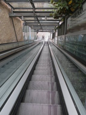 Osimo, İtalya - Mayıs 2014 yaklaşık: şehrin yüksek ve düşük bölümlerini bağlama yürüyen merdiven